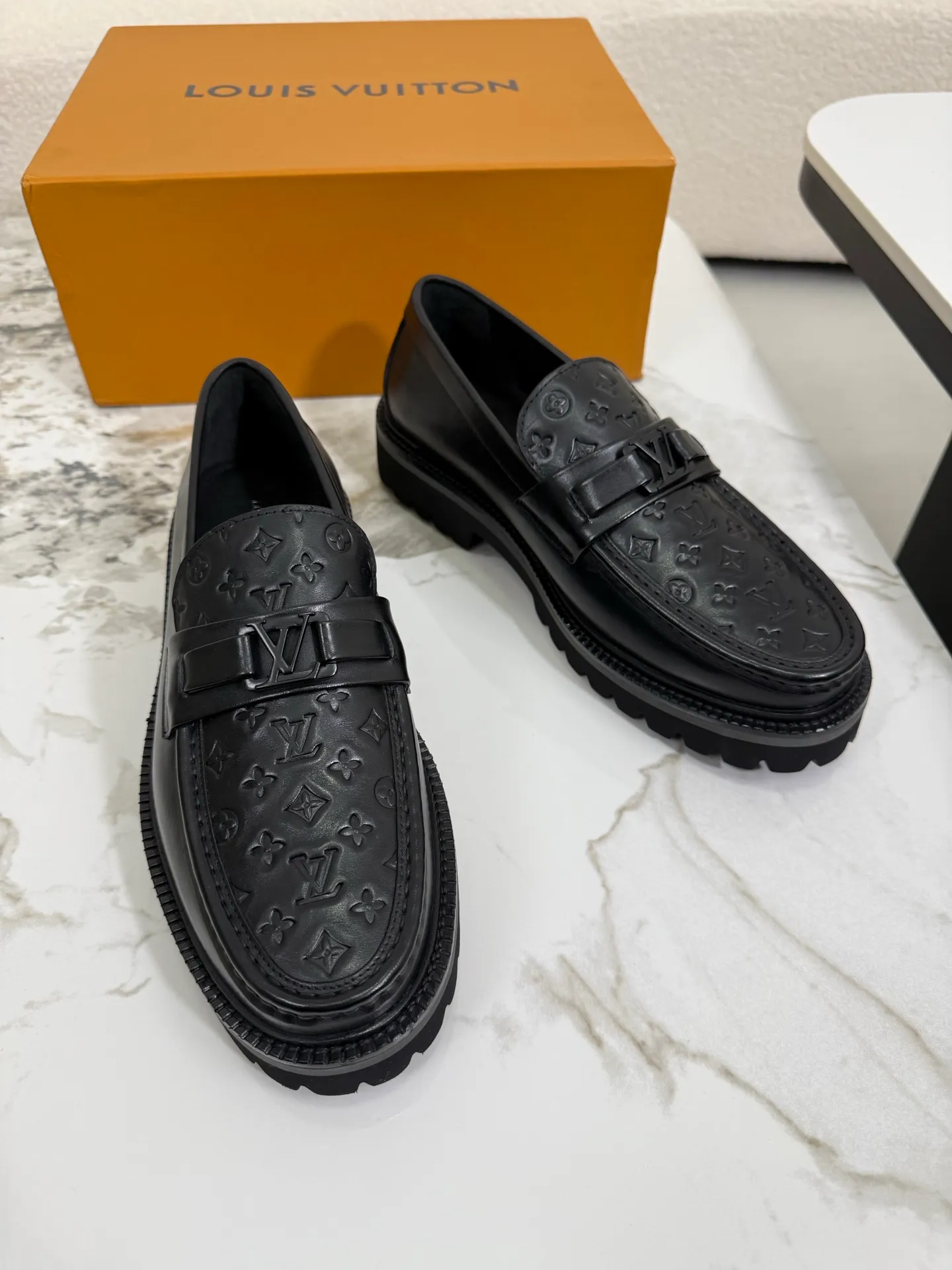 [L Family] Top P: 800💰 ▪️Size: 39-44 (38.45 custom-made) The top male god leather shoes Lv series are sold at the same time with original factory configuration, original cowhide fabric imported from Italy, soft and comfortable, imported water-dyed cow lining, soles: original ultra-light French foam outsole super comfortable, original factory with single goods 🔍🔍high quality, can be entered and exited at will, welcome to compare and synchronize.